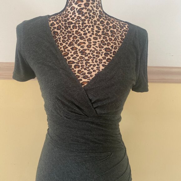 Diane Von Furstenberg Gray Deep V Neck Ruched Short Sleeve Dress Size P K19 - Picture 2 of 3